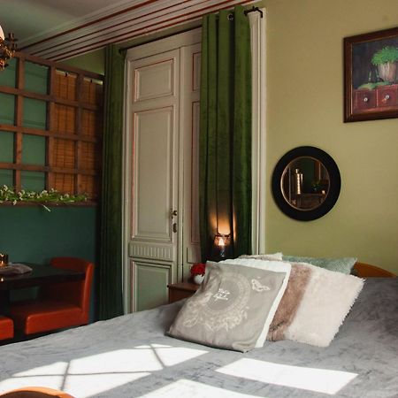 Maison D'Hote Les Notes Endormie Chambre Secrete Berzee Buitenkant foto